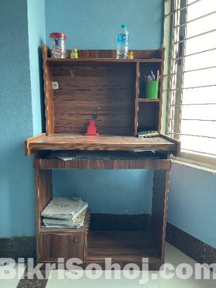 চারটি টেবিল বিক্রি করব, যেকোনোটা নিতে পারেন।